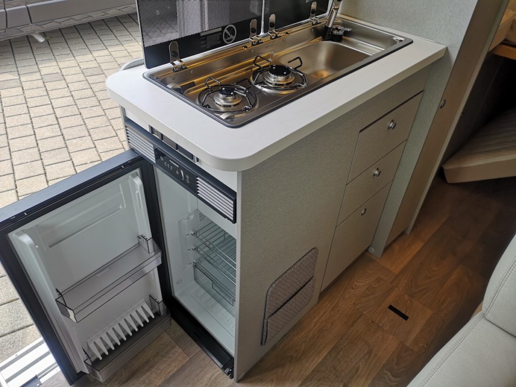 Allradcamper Hymer DuoCar S Küchenzeile mit offenem Kühlschrank