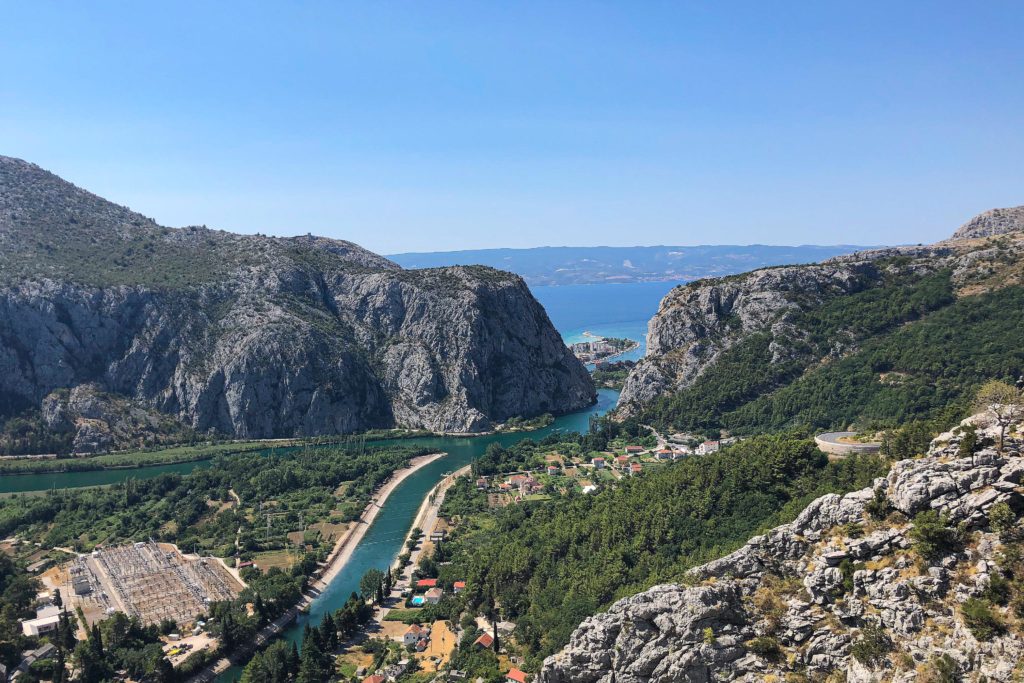 Meerblick von der Straße über die Berge nach Montenegro