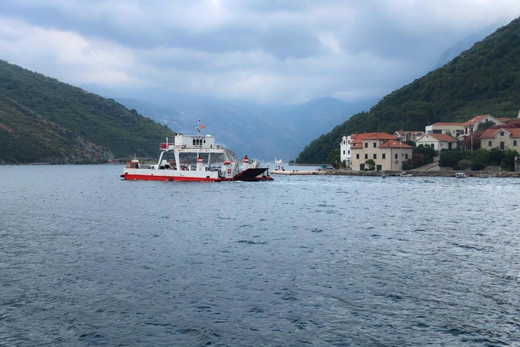 Kamenari-Fähre über die Bucht von Kotor in Montenegro