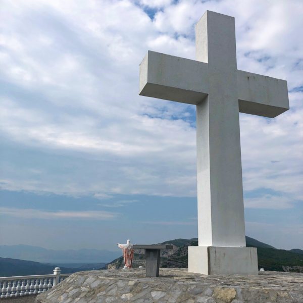 Aussichtspunkt am großen Kreuz in Delaj