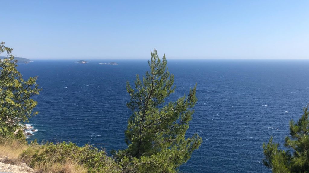 Traumhafter Blick auf das blaue Meer von Montenegro