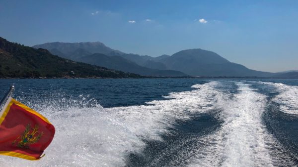 Volle Kraft voraus immer entlang an der Küste von Montenegro