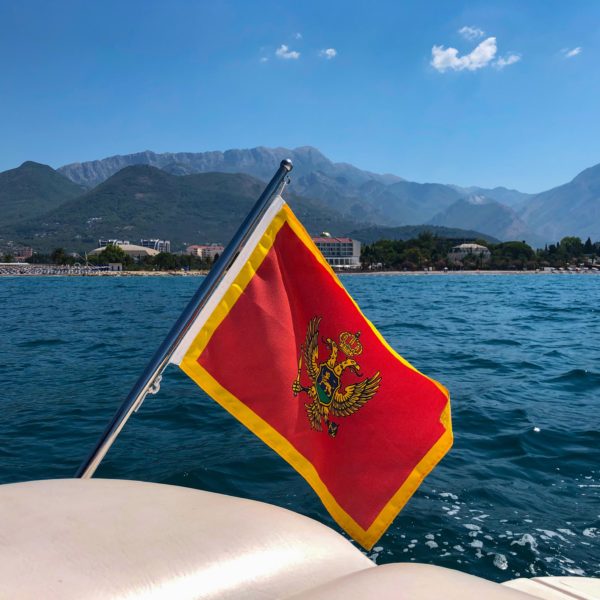 Montenegro Flagge auf der Yacht von Michael Bader