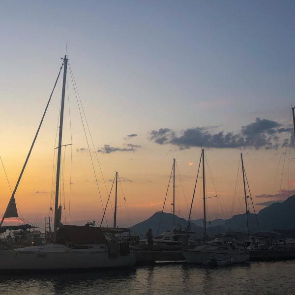 Hafen in der Abenddämmerung in Bar Montenegro