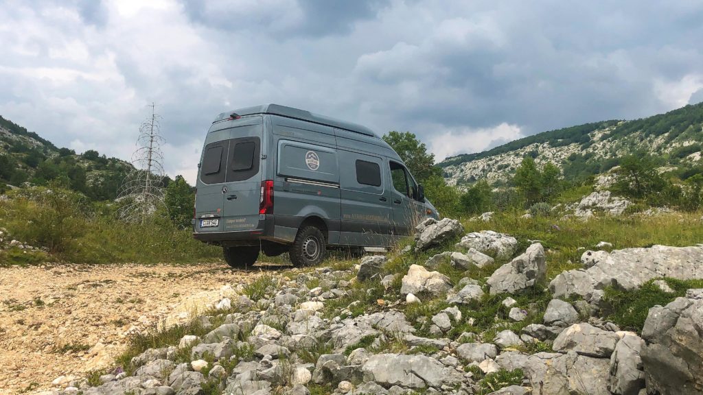 Offroad-Camper abseits vom Asphalt in den Bergen von Montenegro