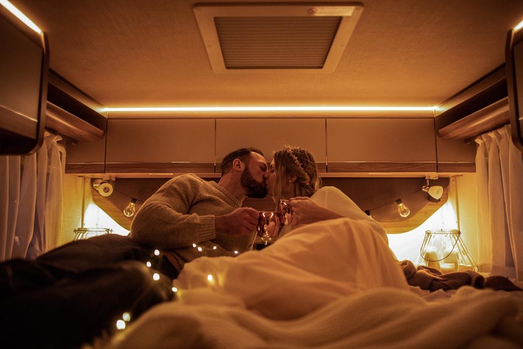 Einsame Romantik statt großer Party - mit dem Wohnmobil als Hochzeitsauto