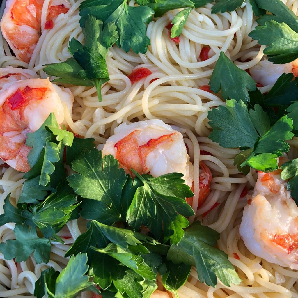Spaghetti aglio e olio mit frischen Garnelen
