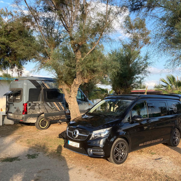 ATACAMA 4x4S und Mercedes-Benz Marco Polo 4x4 auf dem Campingplatz Salerno