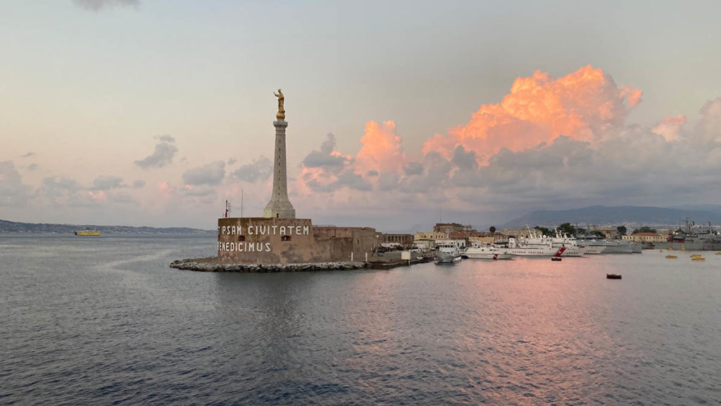 Hafenausfahrt in Messina „Vos et ipsam civitatem benedicimus“ - "Wir segnen euch und die Stadt"
