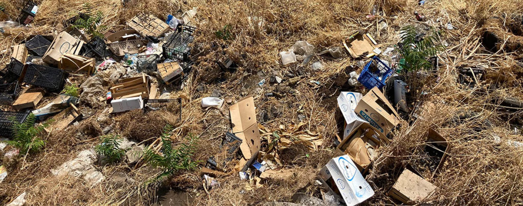 Müllhaufen am Straßenrad auf Sizilien