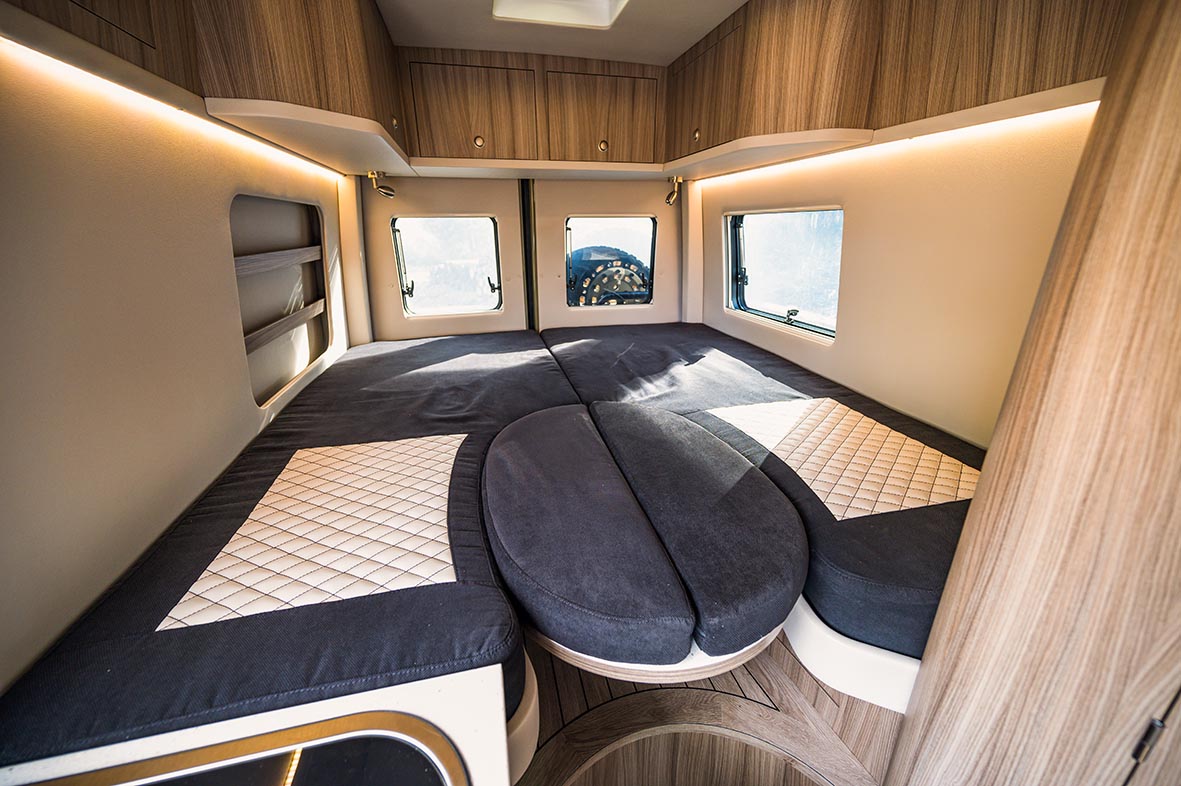 Großes Doppelbett in Fahrtrichtung vergrößern den Komfort auf Reisen für zwei Personen