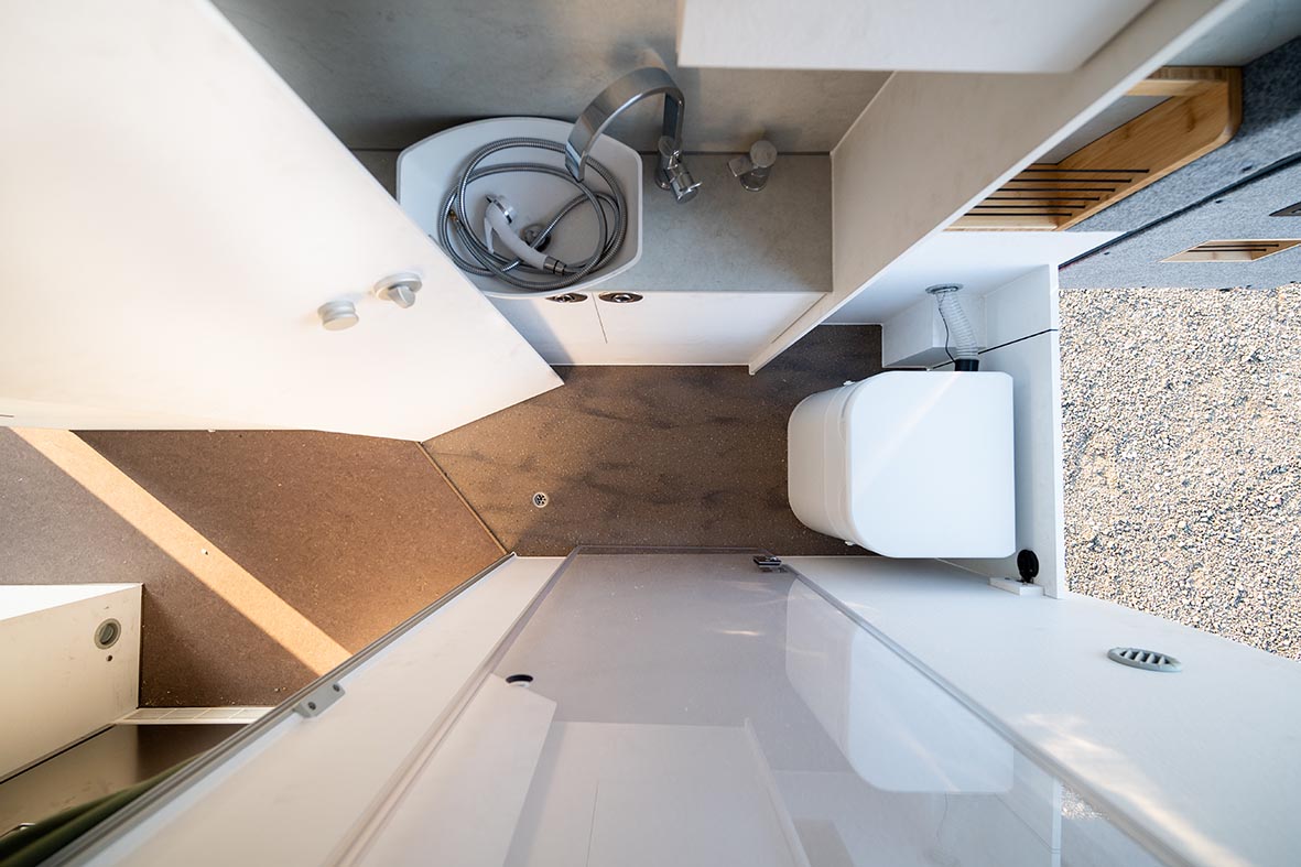 Grundriss des Bades im ATACAMA 4x4S mit OGO-Trocken-Trenn-Toilette.