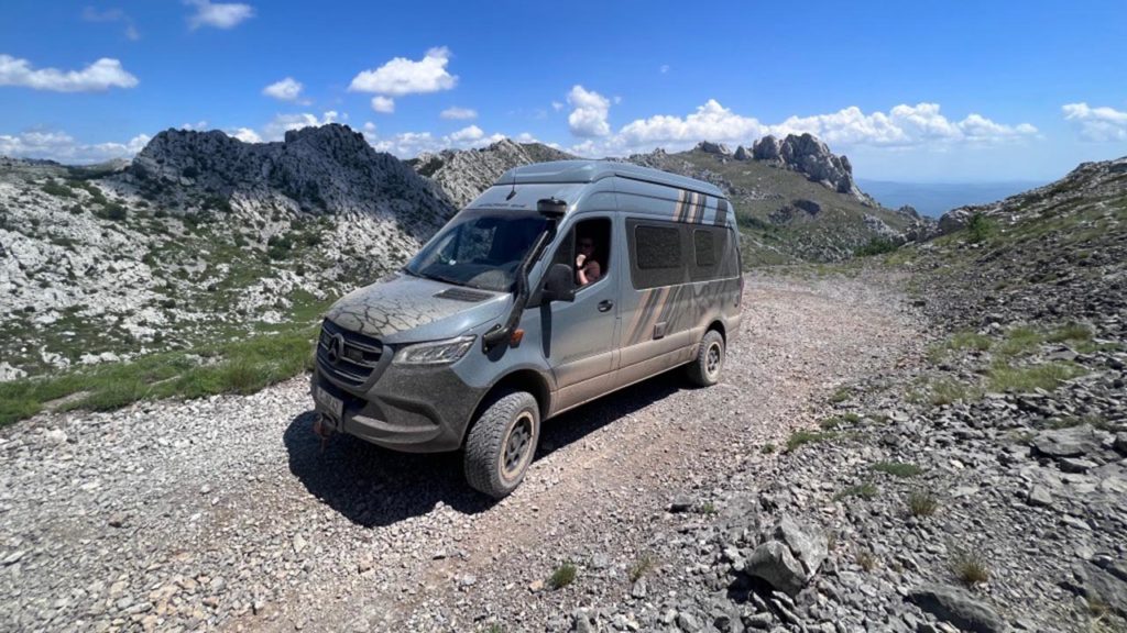 4x4-Camper auf eine Offroad-Tour durch das Velebit-Gebirge in Kroatien