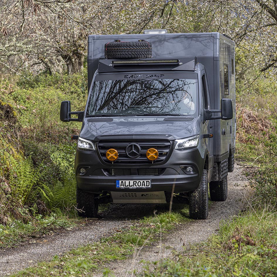 Langzeitreisetaugliches Allradwohnmobil von Rhön Camp - The Rebel 4x4 im Wald