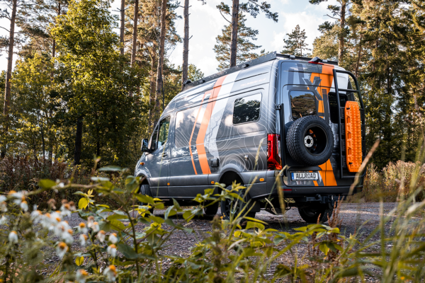 Der TAKLAMAKAN 4x4 mit individueller Folierung und Lackierung. Ein Beispiel für hochwertige Fahrzeugveredlung mit Fokus auf Werterhalt, Schutz und Individualität. 