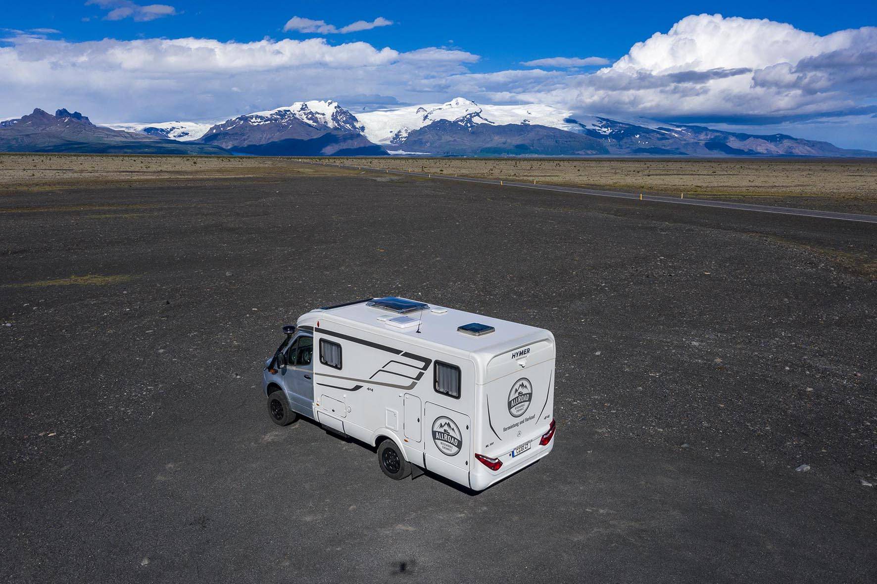 Allradwohnmobil MLT 580 steht vor einer Bergkette in Island