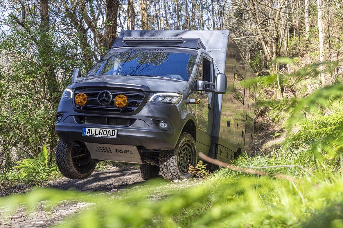 Über Stock und Stein fährt der 4x4 Sprinten mit dem Expadisionsaufbau von Rhön Camp.